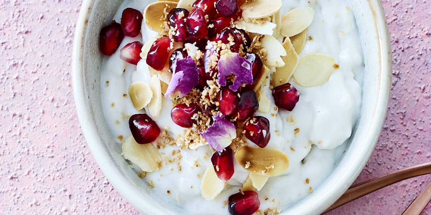 Recept: Kokos-amandelpudding met granaatappel | Margriet