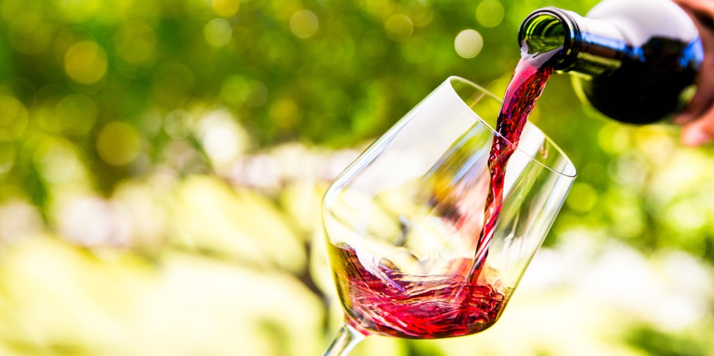 Proost! Deze zomer drinken we allemaal koude rode wijn