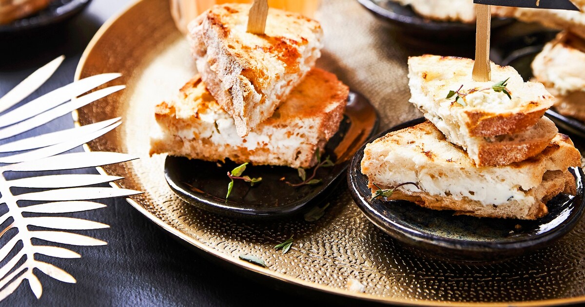 Mmm... zo maak je deze mini-tosti's met kruidenkaas