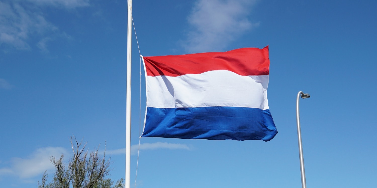 vanaf hoe laat mag de vlag halfstok op 4 mei