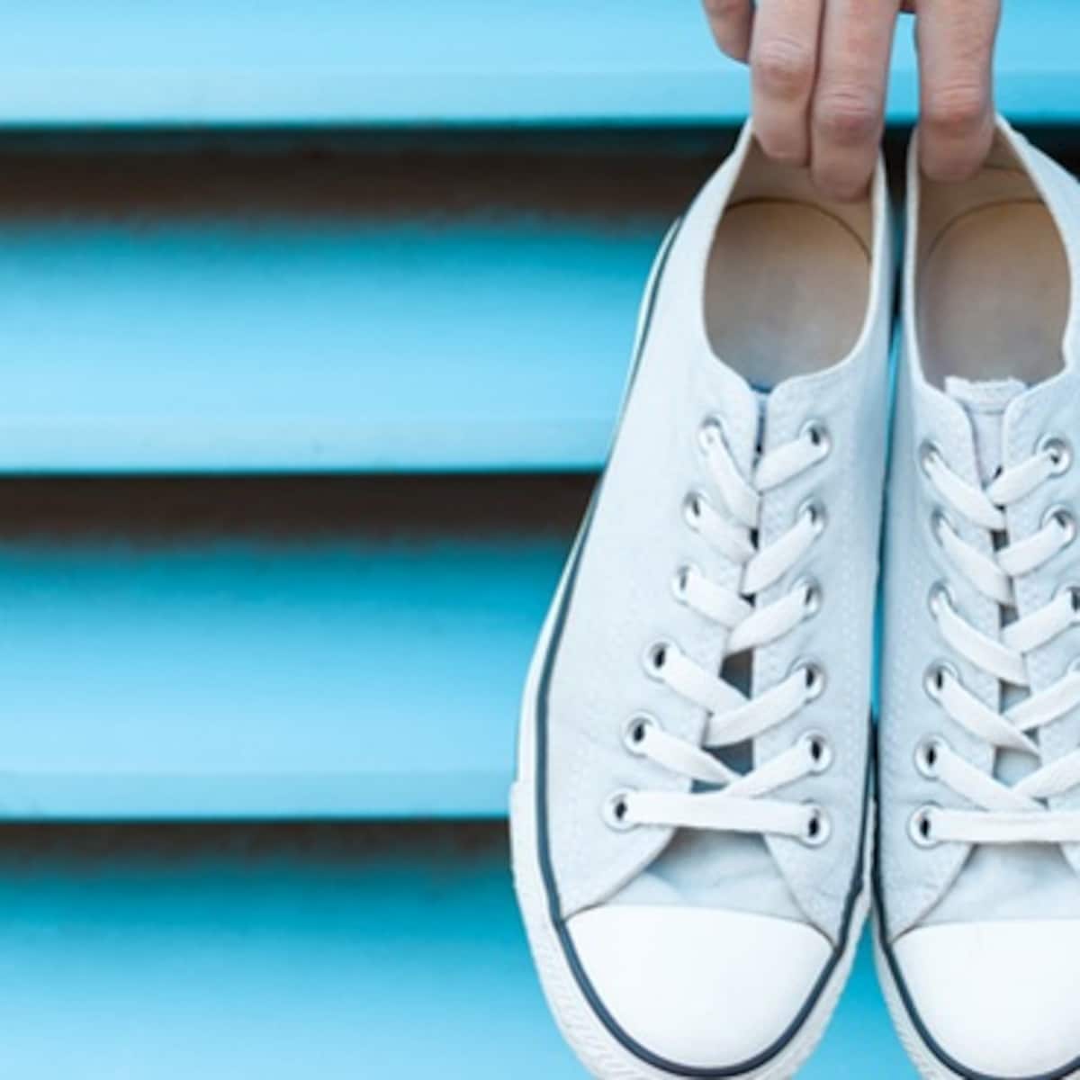 Stinkende sneakers Dit goedkope middeltje helpt je er meteen vanaf Margriet