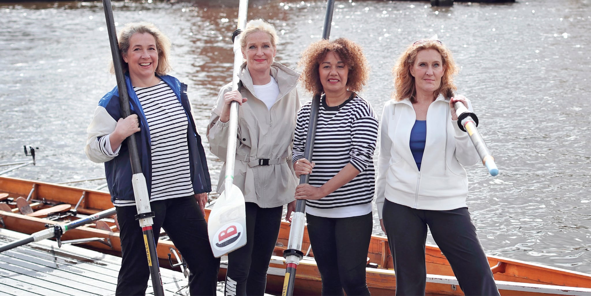 Caroline roeit met haar drie zussen en buurvrouw