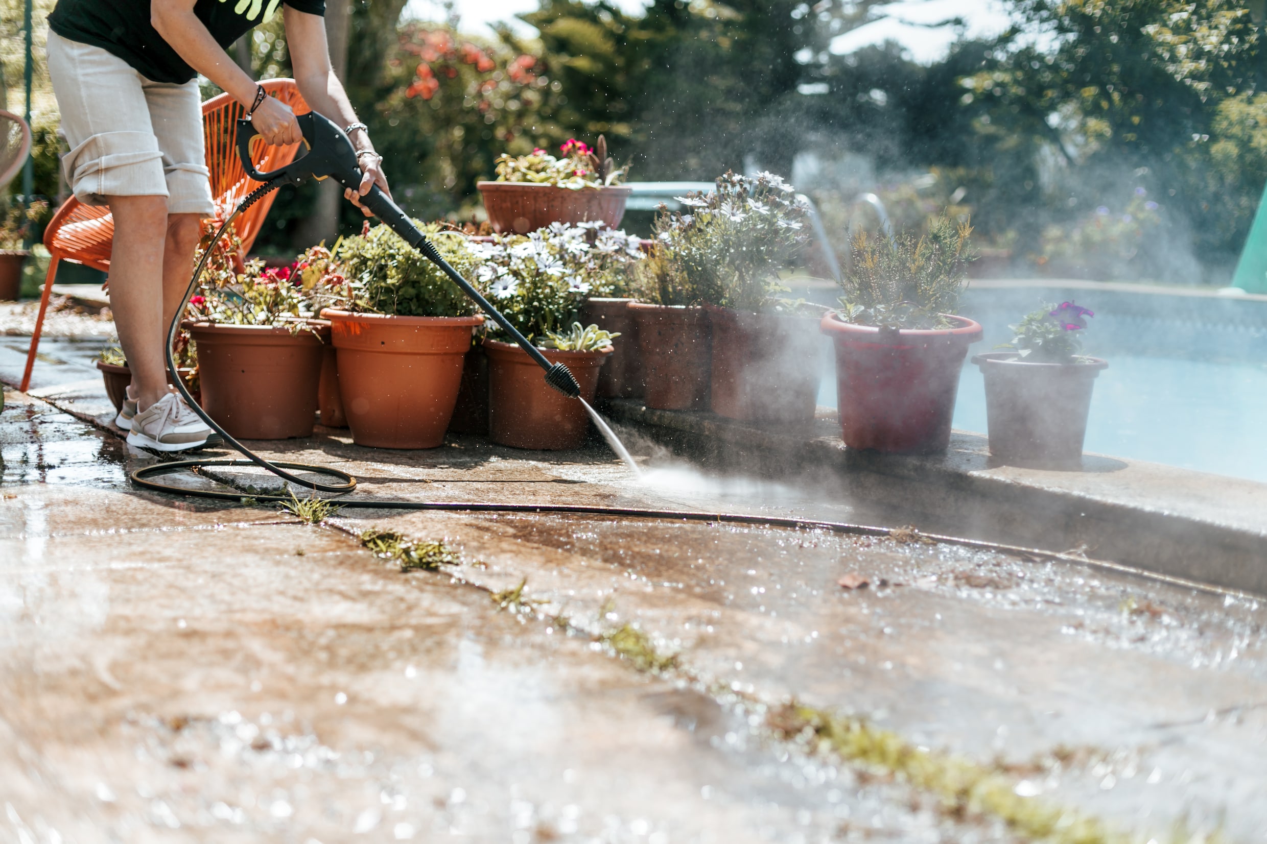 groene aanslag verwijderen van tuinstoelen
