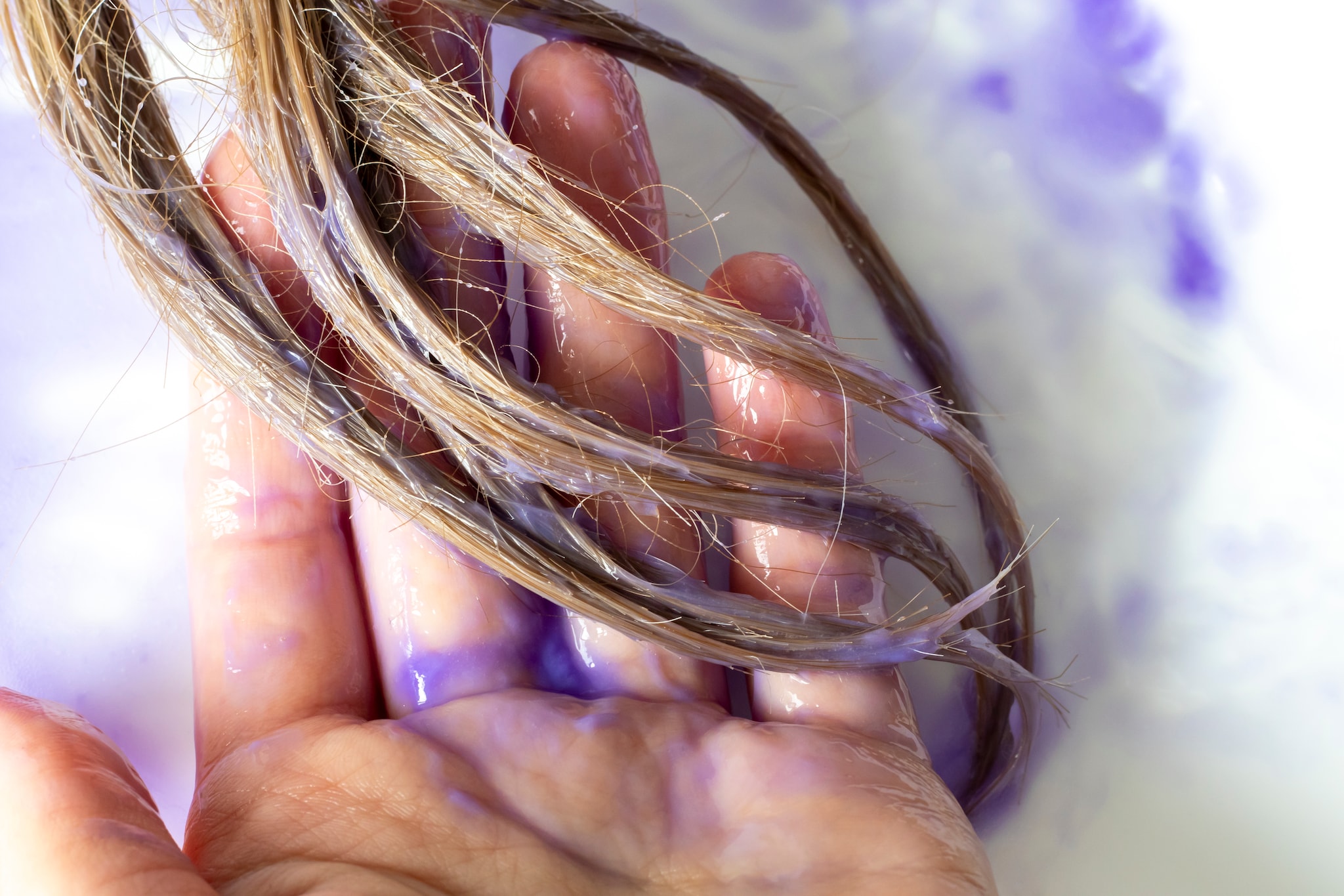 Paarse handen na zilvershampoo: zo kom je er vanaf