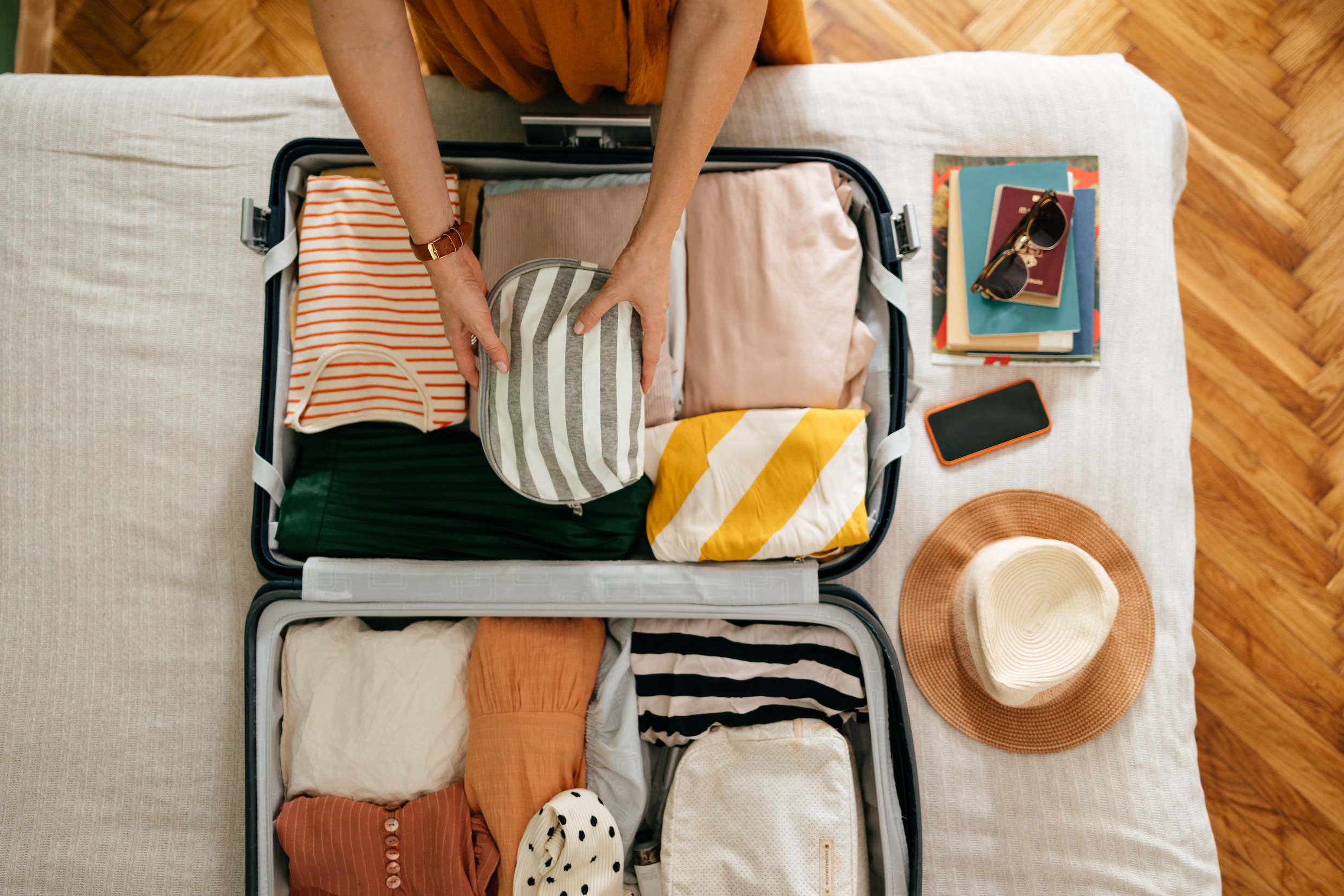 Wat neem je mee in je handbagage? Slimme tips voor op reis | Margriet