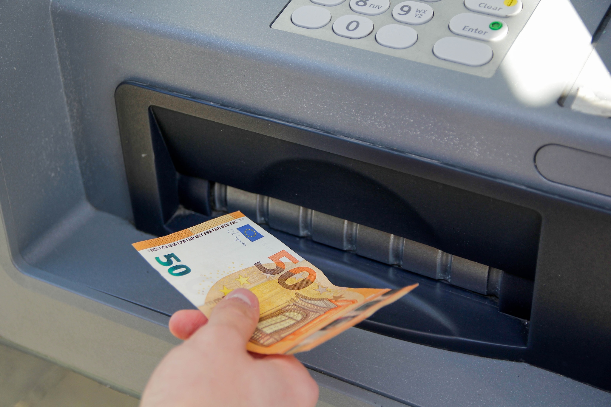Haal contant geld in huis en open een rekening bij meerdere banken