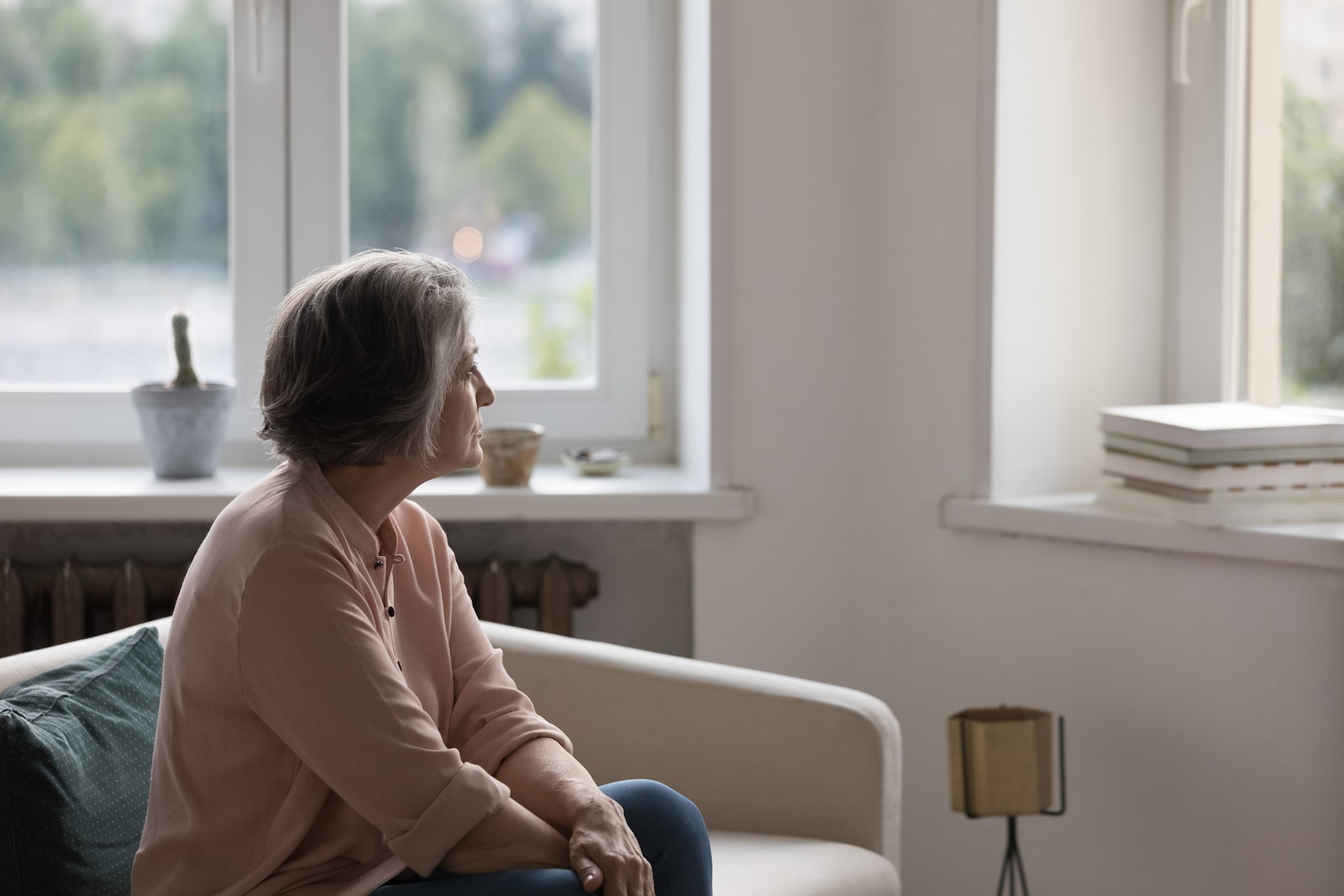 Mara (51): ‘Zonder verweer ondergingen mijn broer en ik zijn straffen, terwijl mijn moeder machteloos riep dat hij moest stoppen’