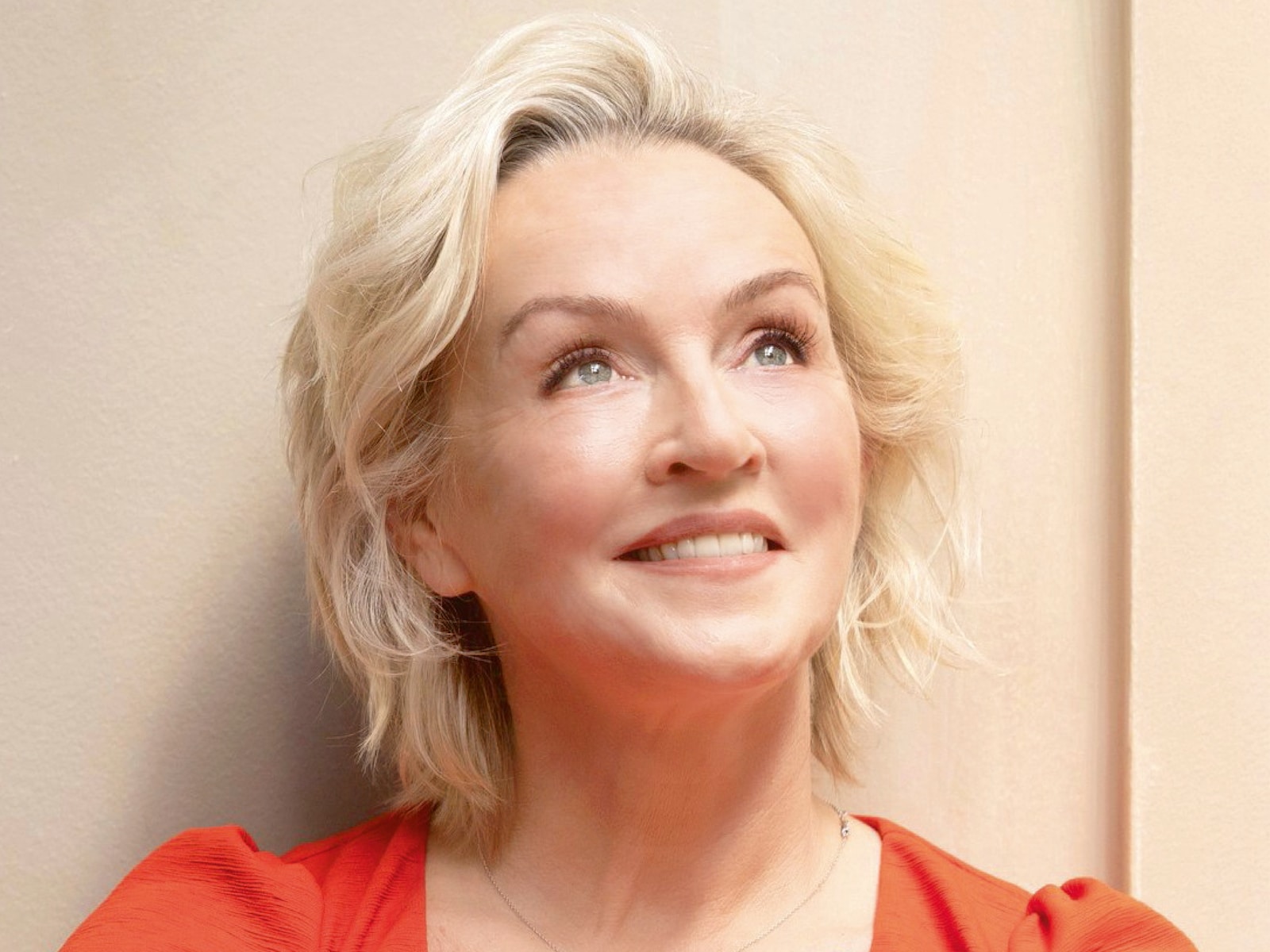 Actrice Lone van Roosendaal (56) dacht dat ze doodging: ‘Ik had de foto’s en muziek al uitgezocht’