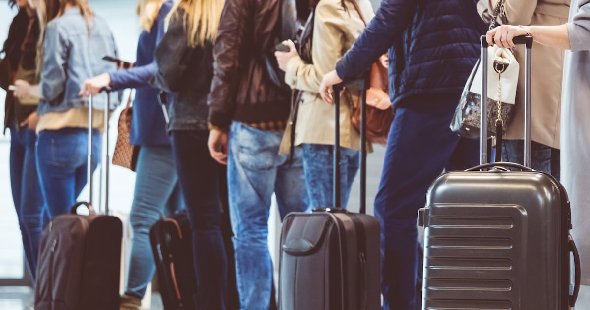 Met het vliegtuig op vakantie? Luchthavens waarschuwen voor lange wachttijden tot wel 5 uur