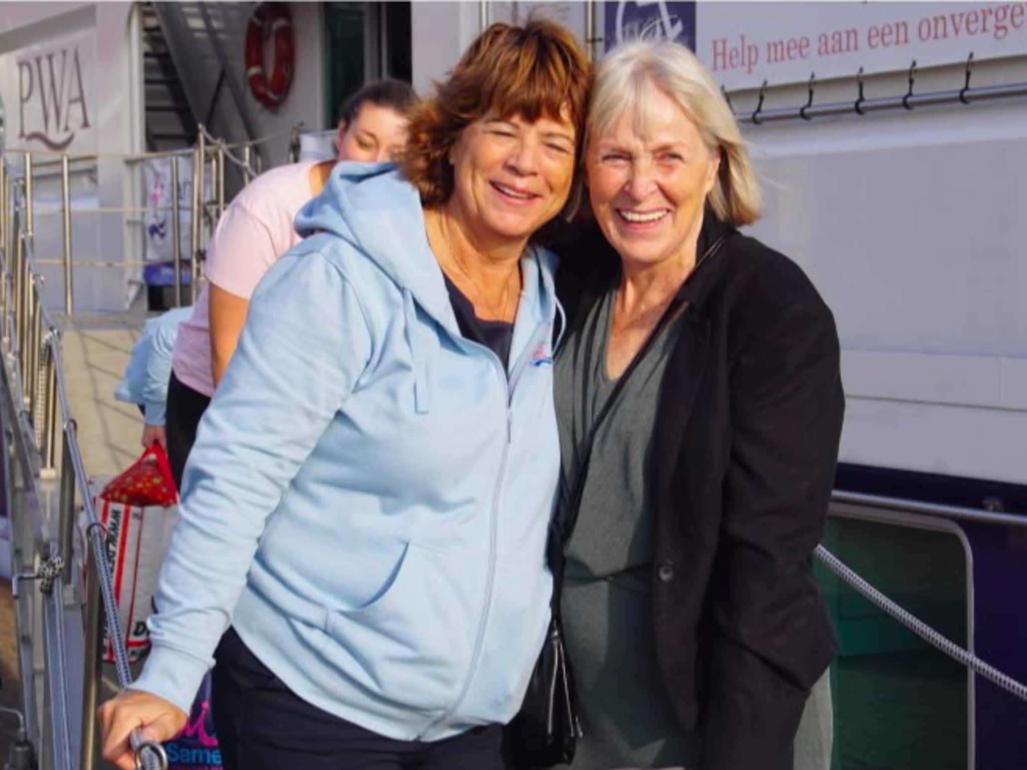 Thea (rechts op de foto) ontdekte een gratis vakantie voor vrouwen met borstkanker